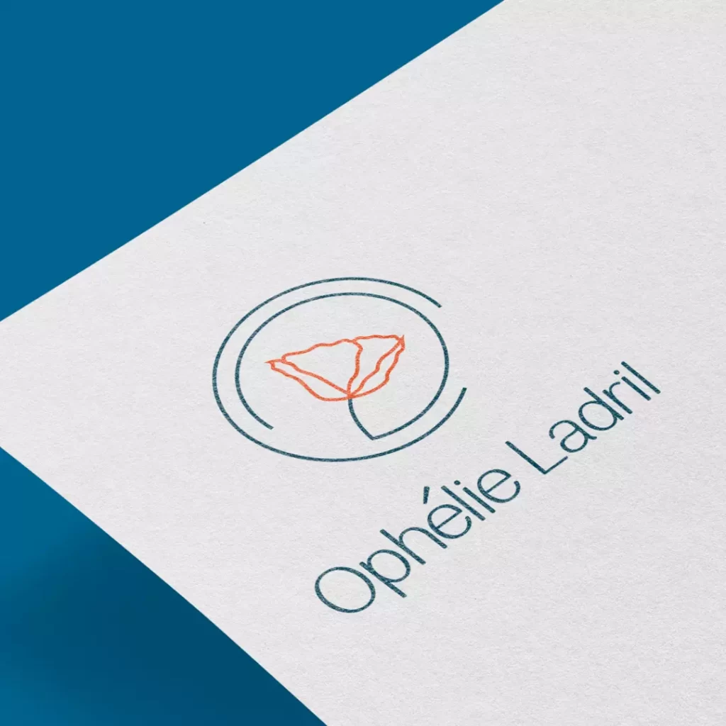 Logo d'Ophélie Ladril. Icône d'un coquelicot et le nom dans une typographie arrondie.